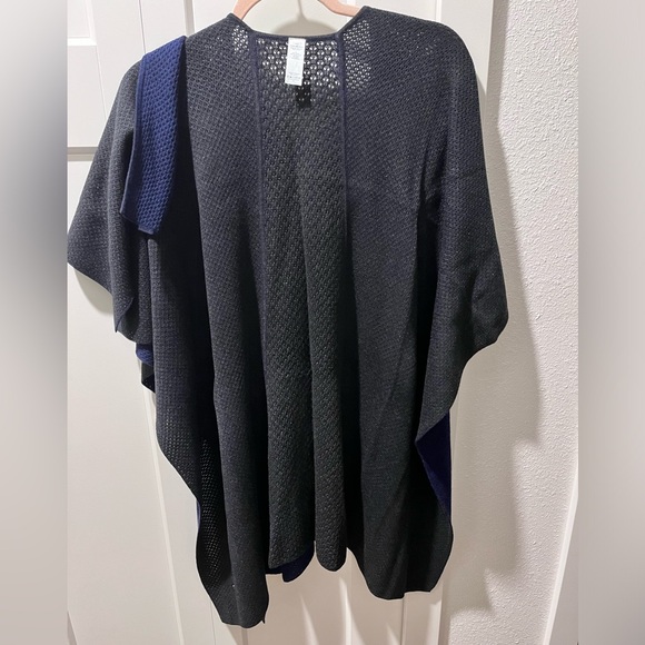LULULEMON PRE-LOVED AUTHENTIC REVERSIBLE BLUE & BLACK SOFT COZY DESIGN WRAP - Picture 6 of 17